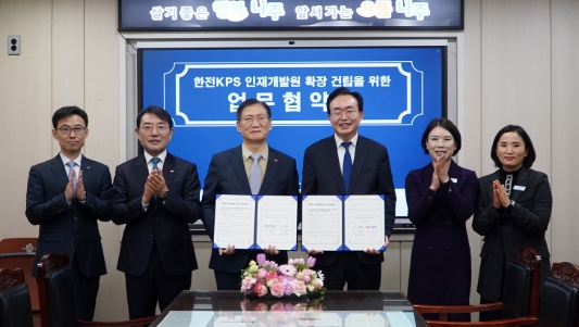 나주시와 한전KPS가 다도면에 위치한 한전KPS인재개발원 확장 건립을 위한 업무협약을 체결했다. 윤병태 시장(오른쪽)과 김홍연 한전KPS사장(왼쪽)이 협약식 기념촬영을 하고 있다. (사진제공-나주시)