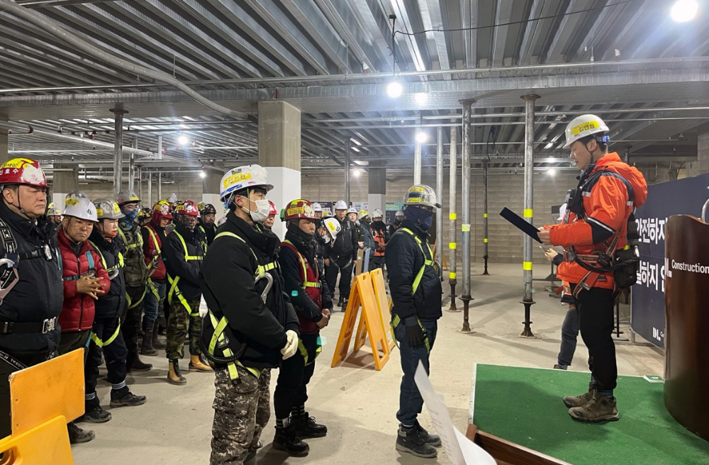 DL건설이 전 현장에서 중대재해 예방 선포식을 진행했다. 사진은 DL건설의 한 현장에서 선포식을 진행 중인 모습. (사진=DL건설)