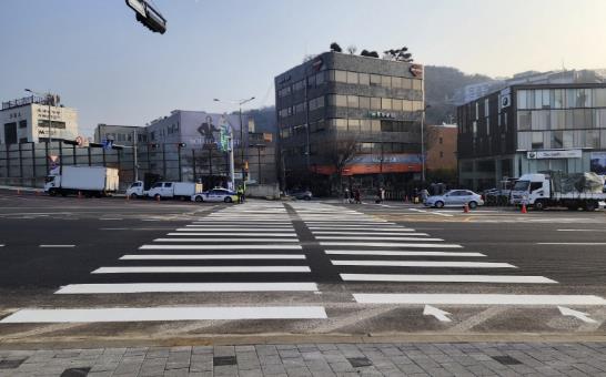 지난 9일 북한남삼거리 남측부에 폭 8M, 길이 46M의 임시 횡단보도를 신설했다