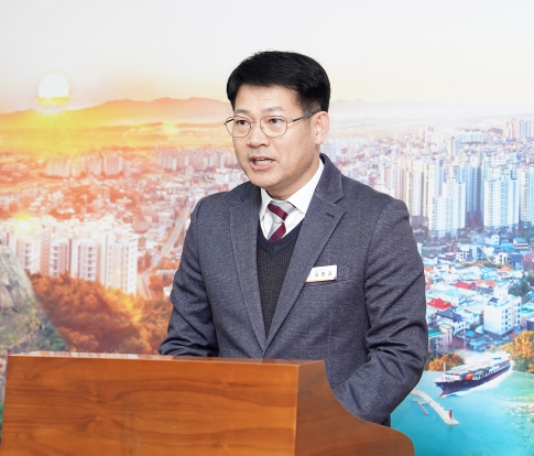 시청 브리핑룸에서 11일 열린 기자회견에서 김종길 서산시 징수과장이 건전한 납세풍토 조성을 위한 시책을 설명하는 모습