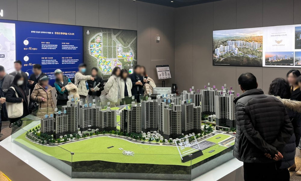 방문객들이 ’창경궁 롯데캐슬 시그니처’의 견본주택을 둘러보고 있다.(사진=롯데건설)