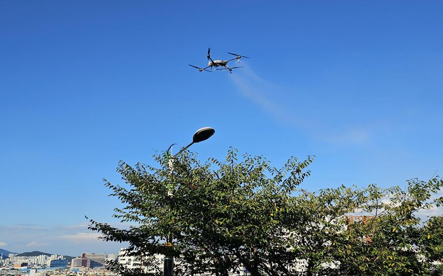 드론을 이용하여 방역작업을 하고 있다.(2024)