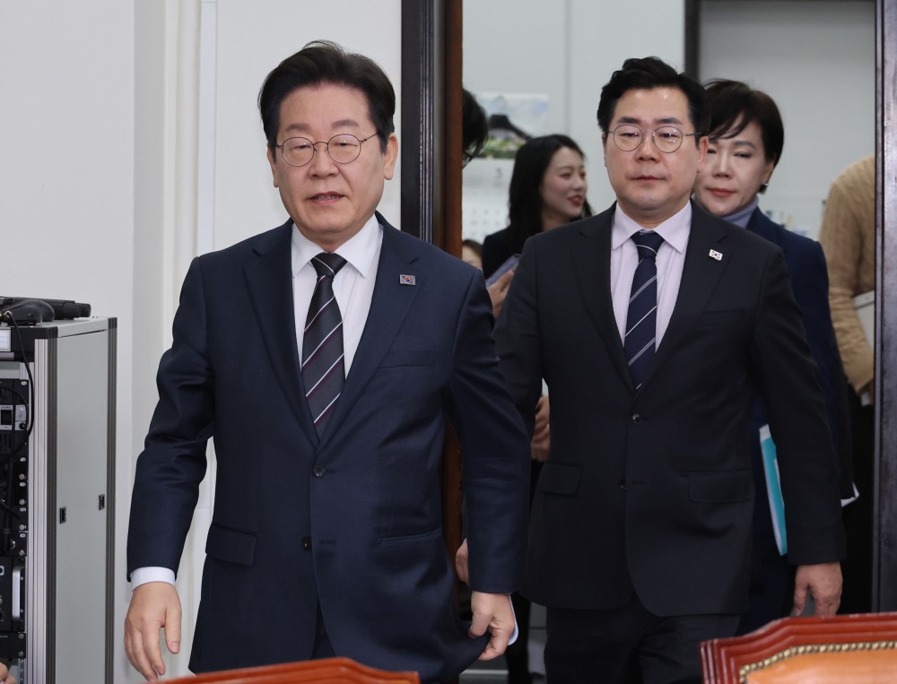 최고위원회의 입장하는 이재명 대표(사진=연합뉴스)