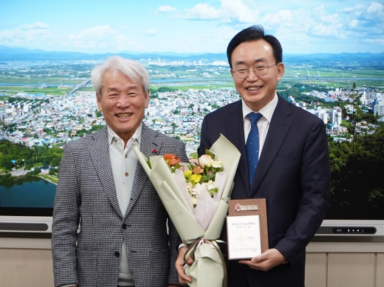 나주시가 희망2025나눔캠페인 우수 지자체로 선정돼 전남사회복지공동모금회 인증패를 받았다.