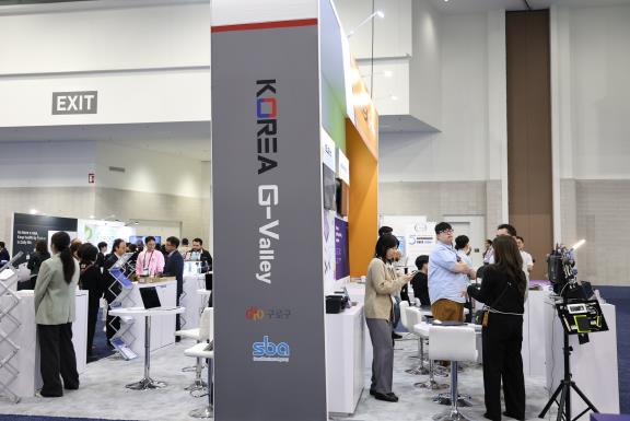 지난해 미국 라스베이거스에서 열린 북미 최대 모바일 정보통신 박람회 ‘MWC 라스베이거스 2024’에 참여한 구로구 전시관(부스) 모습