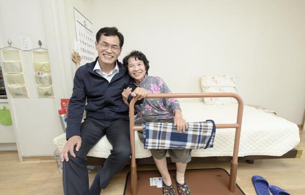 어르신 안심 주거환경 개선사업 대상 가구를 직접 방문해 낙상예방물품(침대 안전손잡이) 설치현황을 점검한 이기재 양천구청장