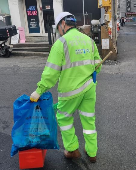 강북구 365청결기동대가 미아사거리역 주변 도로변을 청소하고 있다.
