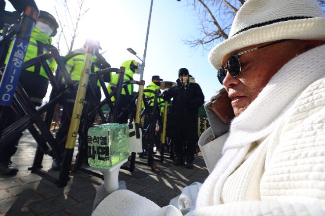 바리케이드 앞 눌러앉은 백은종 대표.(사진=연합뉴스)