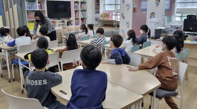 흥인초 초등돌봄센터에서 어린이들이 클레이 프로그램에 참여하고 있다.