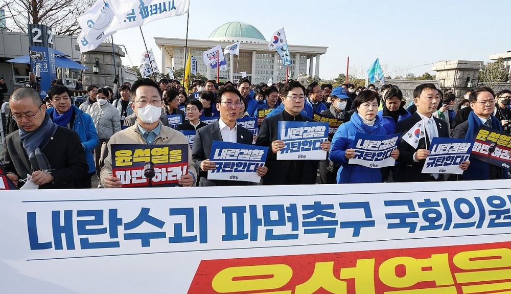 윤석열 대통령 파면 촉구 도보행진 출발하는 민주당 의원들(사진=연합뉴스)