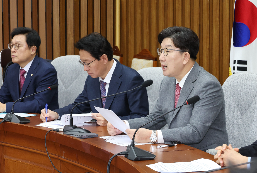 원내대책회의에서 발언하는 권성동 원내대표(사진=연합뉴스)