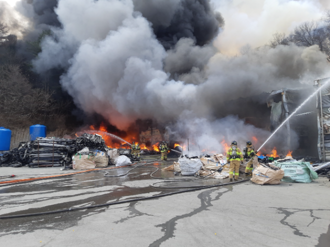 파주 플라스틱 공장 화재.(사진=경기도북부소방재난본부)