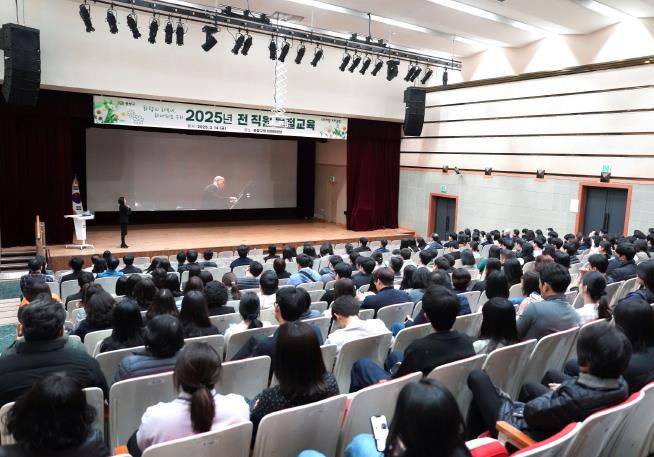 지난 14일 전 직원 대상 친절 교육이 진행되고 있는 모습