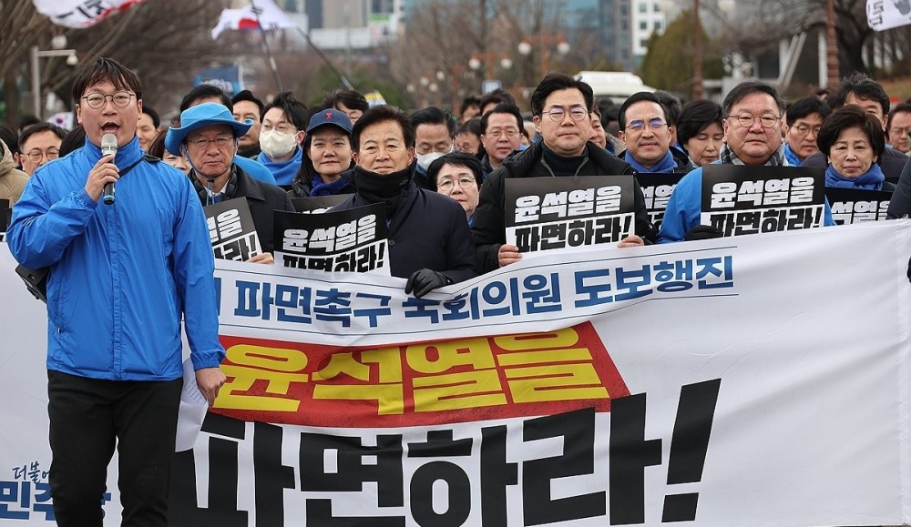 윤석열 대통령 파면 촉구 도보 행진에 참여한 국회의원들(사진=연합뉴스)