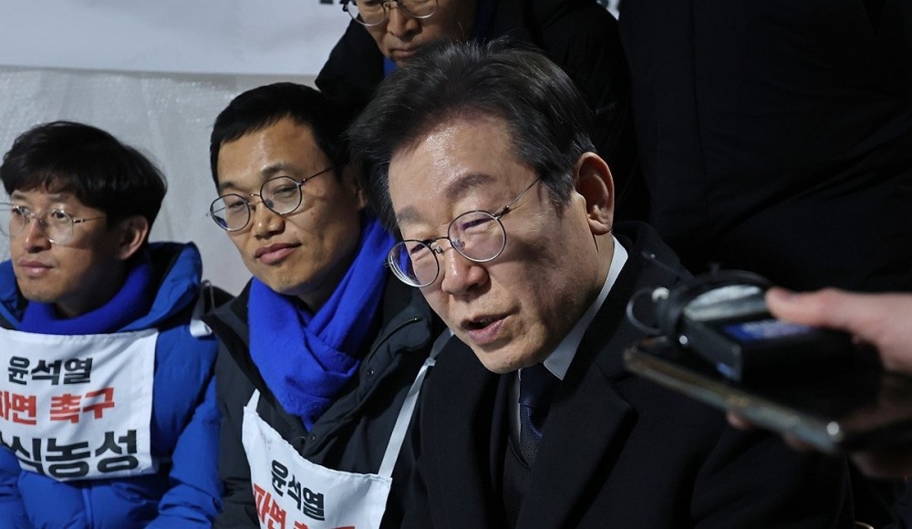 단식 의원들 격려하는 이재명 대표(사진=연합뉴스)