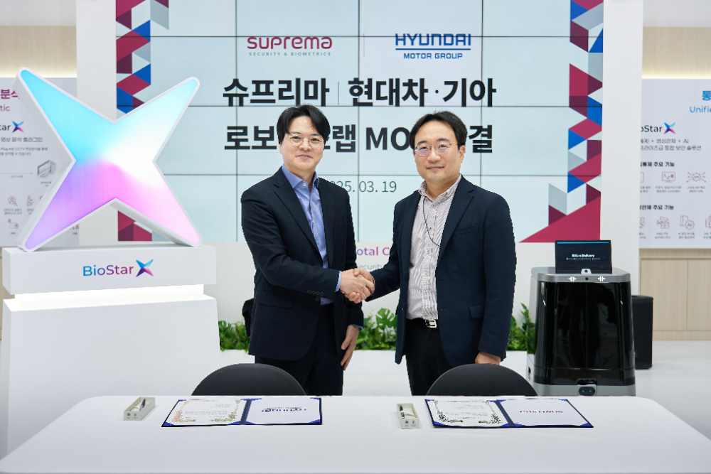 현대차∙기아 로보틱스랩장 현동진 상무(오른쪽)와 슈프리마 김한철 대표(왼쪽)가 업무협약식 후 기념촬영을 하는 모습.(사진=현대자동차)