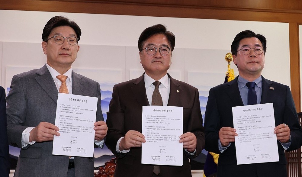 우원식 국회의장과 국민의힘 권성동 원내대표(왼쪽), 더불어민주당 박찬대 원내대표(오른쪽)가 20일 국회의장실에서 국민연금 개혁안에 합의한 뒤 합의문을 들고 기념촬영 하고 있다.(사진=연합뉴스)