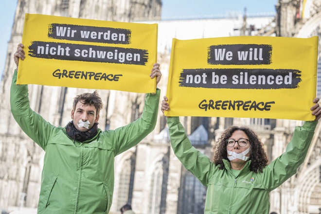 그린피스가 '우리는 침묵하지 않을 것' 배너들을 들고 슬랩에 저항하는 메시지를 전하고 있다(24년 9월).(사진제공=그린피스)