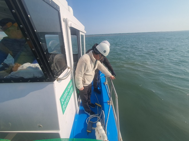 사주 규모 및 수심조사-진우도 남측).(사진제공=부산해수청)