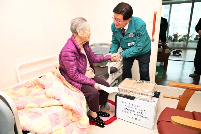 정종복 기장군수가 100세 어르신에게 장수축하물품 전달하며 건강을 기원하고 있다.(사진제공=부산 기장군)