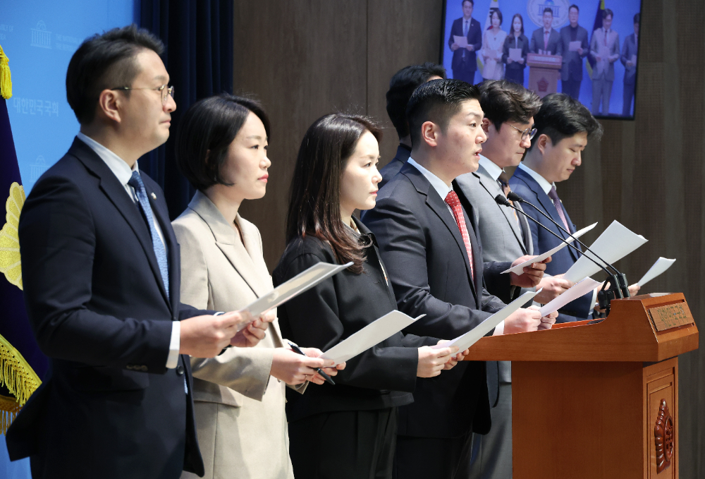 국민연금 개혁안에 반대하는 30·40세대 여야 의원들이 23일 국회 소통관에서 '더 나은 연금개혁을 요구하는 국회의원'이라는 이름 아래 모여 긴급 기자회견을 열고 있다.왼쪽부터 더불어민주당 전용기, 이소영 의원, 개혁신당 이주영, 국민의힘 김재섭, 더불어민주당 장철민, 국민의힘 우재준 의원.(사진=연합뉴스)