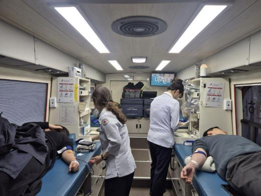 도봉구 직원이 헌혈을 하고 있는 모습