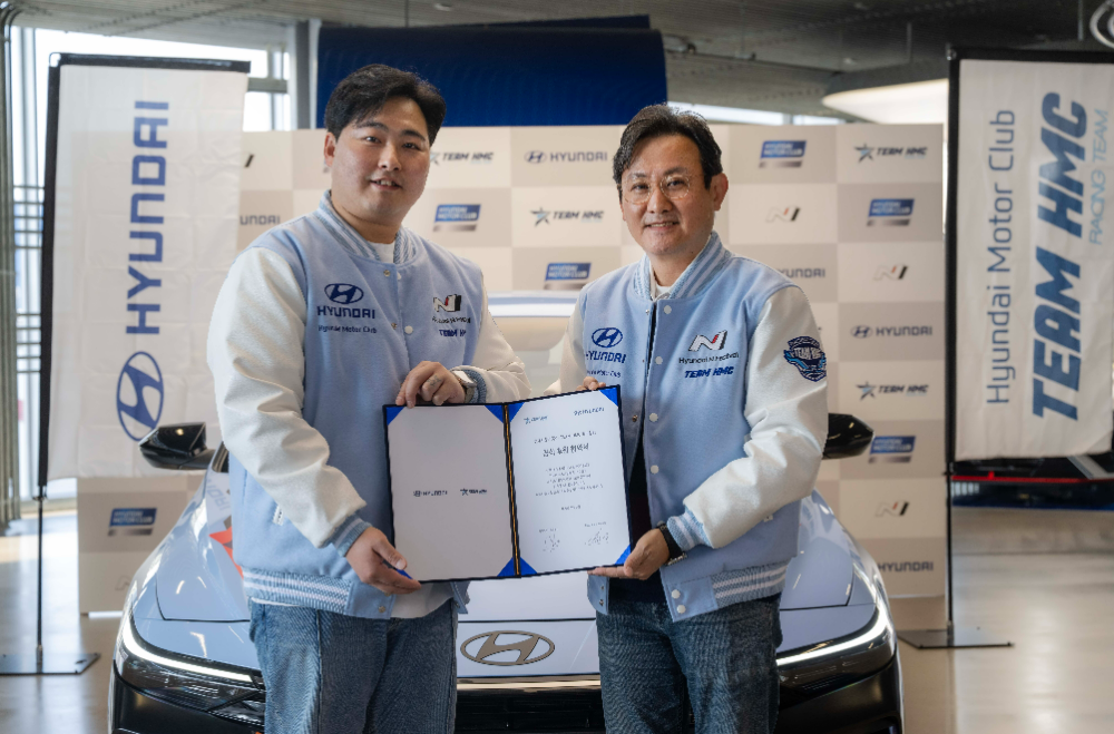 (왼쪽) TEAM HMC 레이싱팀 김주현 단장과 (오른쪽) 현대차 국내상품마케팅사업부장 조원상 상무가 기념 촬영을 하고 있는 모습.(사진=현대자동차)