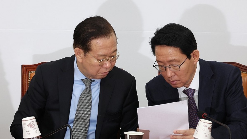 대화하는 권영세 비대위원장과 김상훈 정책위의장(사진=연합뉴스)