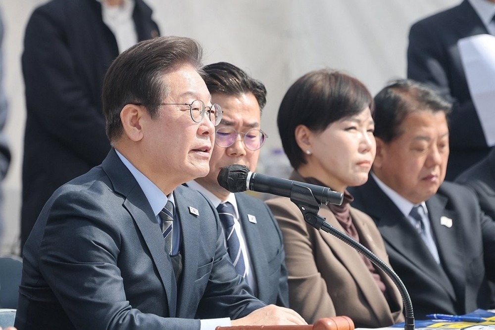 이재명 대표가 24일 광화문 천막당서서 열린 최고위원회의서 발언하고 있다.(사진=연합뉴스)