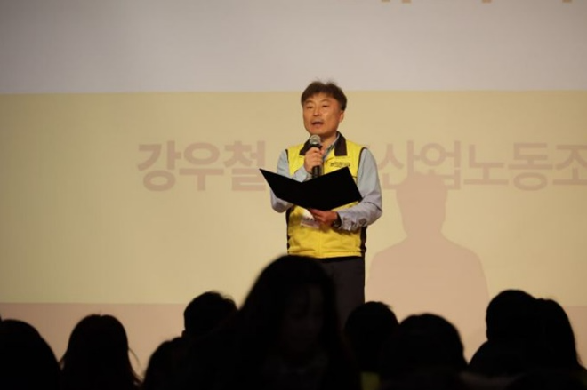 강우철 마트노조위원장이 발언을 하고 있다.(사진제공=마트노조)