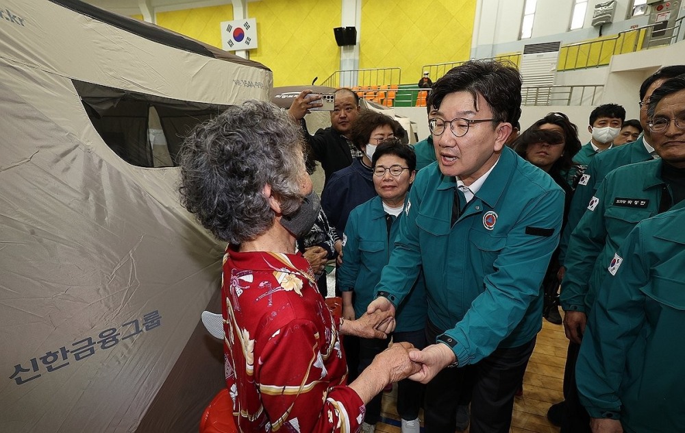 산불 이재민 위로하는 권성동 원내대표(사진=연합뉴스)