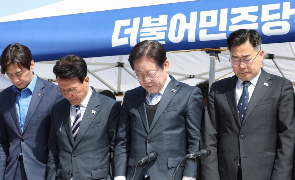 산불 피해자 위해 묵념하는 민주당(사진=연합뉴스)