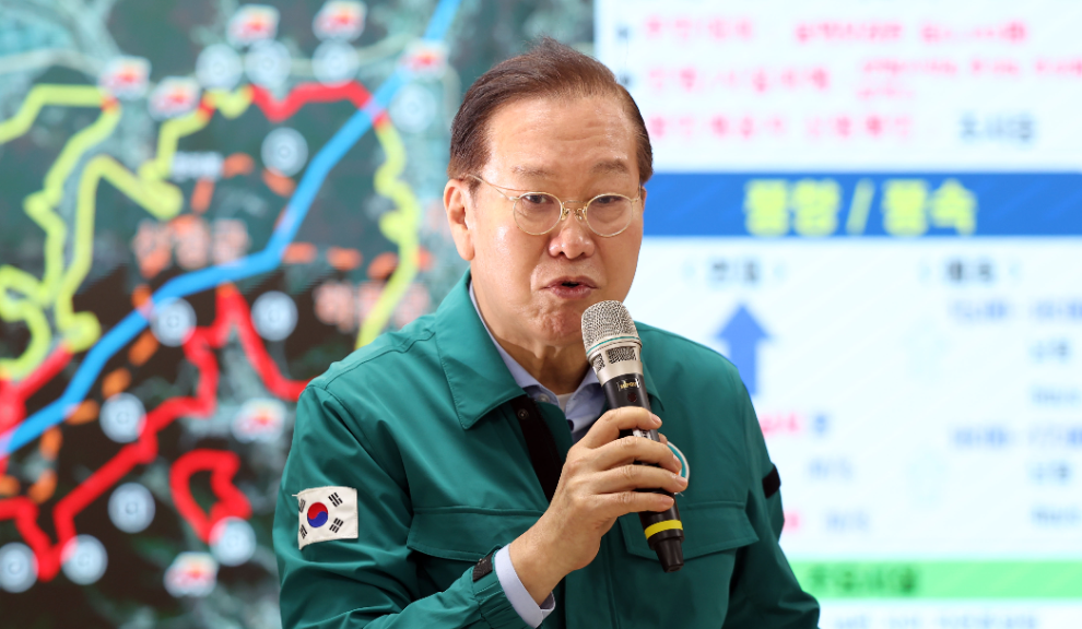 지난 24일 산청 산불 상황실 방문한 권영세 위원장(사진=연합뉴스)