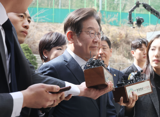 더불어민주당 이재명 대표가 26일 서울 서초구 서울고등법원에서 열린 공직선거법 위반 혐의 2심 선고 공판에 출석하고 있다. 사진=연합뉴스
