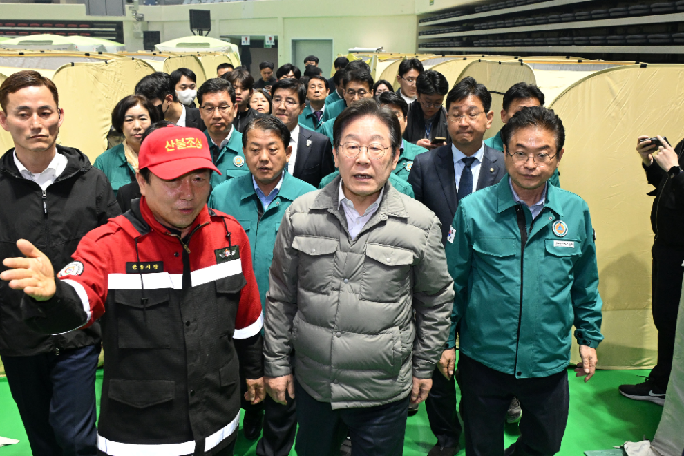 산불 이재민 대피소 찾은 이재명 대표(사진=연합뉴스)