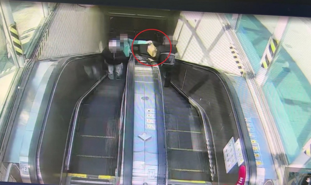 수거책이 현금이 든 봉투를 전달하는 모습(사진=연합뉴스)