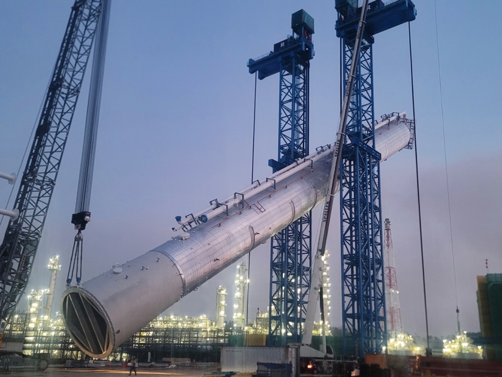 TLS(Tower Lifting System)을 활용해 분리타워를 수직으로 세우고 있는 모습.(사진=현대건설)