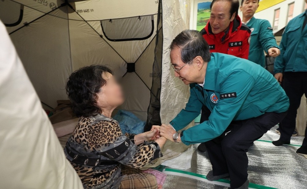 산불 이재민 위로하는 한덕수 권한대행(사진=연합뉴스)