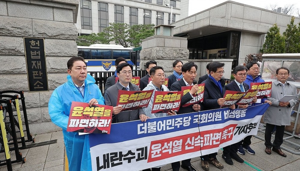 헌재 앞 대통령 파면촉구 기자회견 이어가는 민주당(사진=연합뉴스)