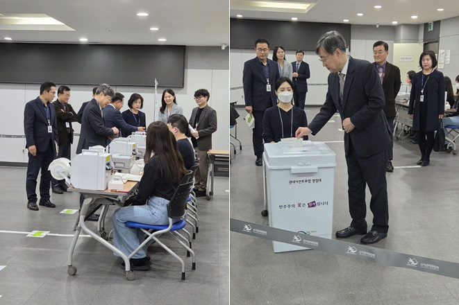 김문관 부산선관위원장 등이 사전투표소에서 모의 시험과 설비점검을 하고 있다. (사진제공=부산시선거관리위원회)