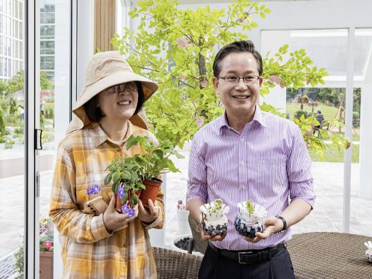 문래동 꽃밭정원 내 정원문화센터에서 가드닝을 하고 있는 최호권 영등포구청장