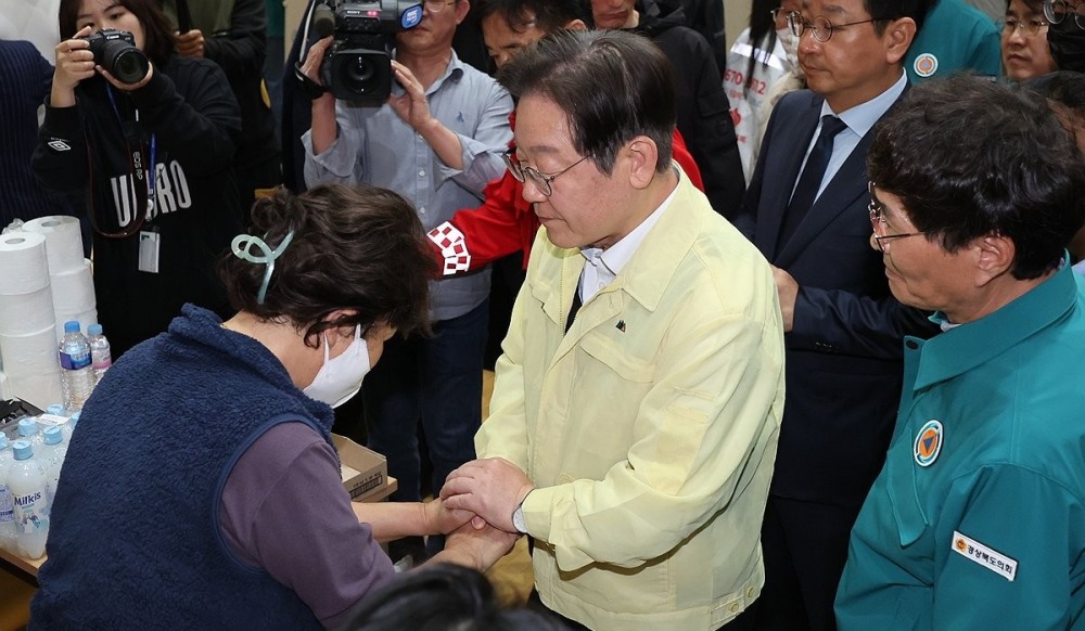 산불 피해 이재민 위로하는 이재명 대표(사진=연합뉴스)