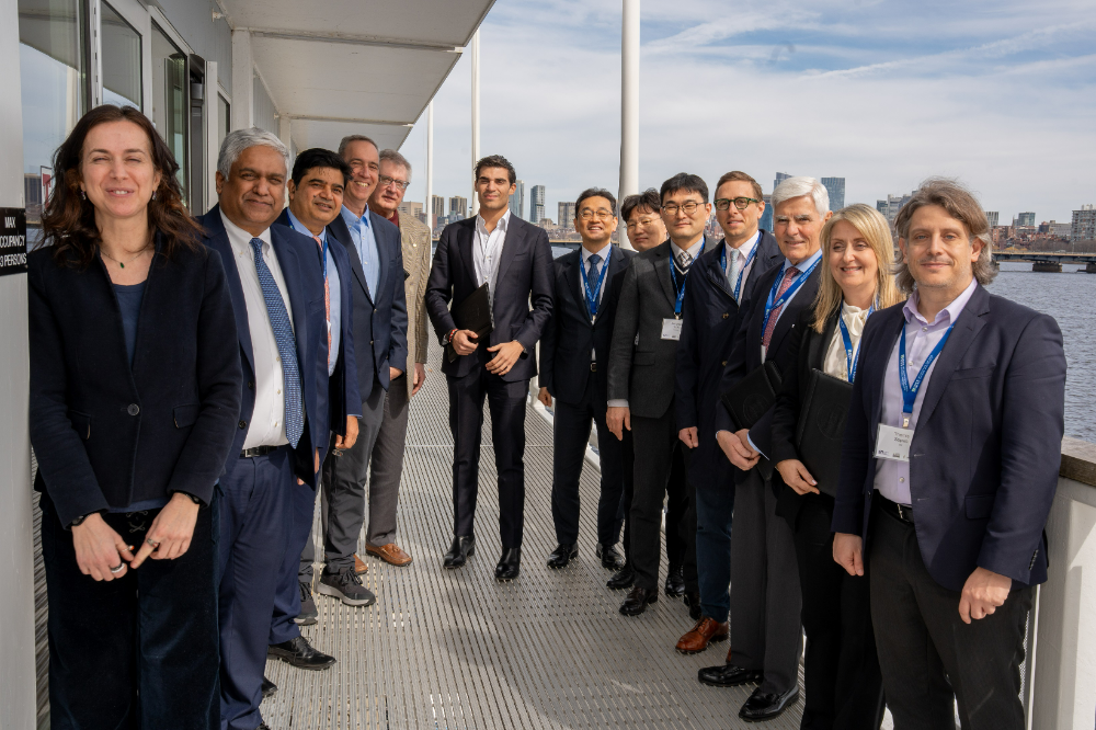 HD한국조선해양이 현지시간 18일(수) MIT에서 'MIT 조선해양 컨소시엄'의 발족식을 가졌다. (오른쪽 첫 번째 테미스 삽시스 MIT 해양공학센터장, 일곱 번째 장광필 HD한국조선해양 미래기술연구원장).(사진=HD한국조선해양)