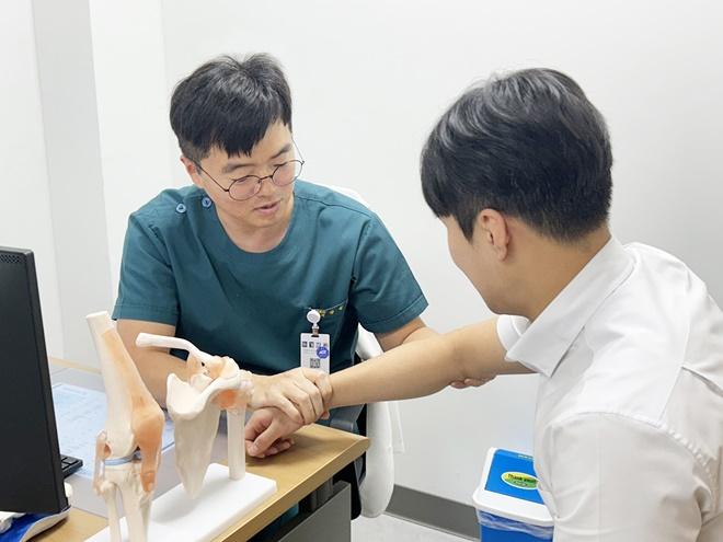 정형외과 장성민 과장 진료모습.(제공=화명일신기독병원)