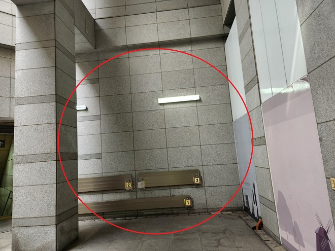 . 7번 출입구가 화강석 마감재로 시공돼 막혀 있다