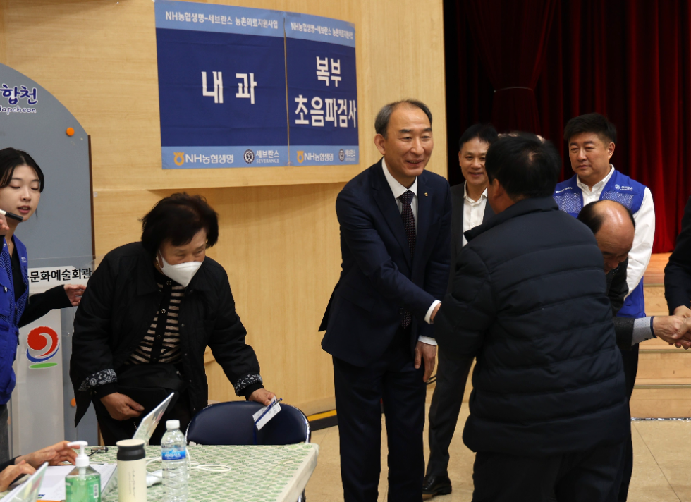 29일 NH농협생명이 경남 합천군에서 올해 첫 농촌의료지원사업을 실시했다. NH농협생명 박병희 대표이사가 검진 받는 조합원을 살피는 모습. 사진=NH농협생명