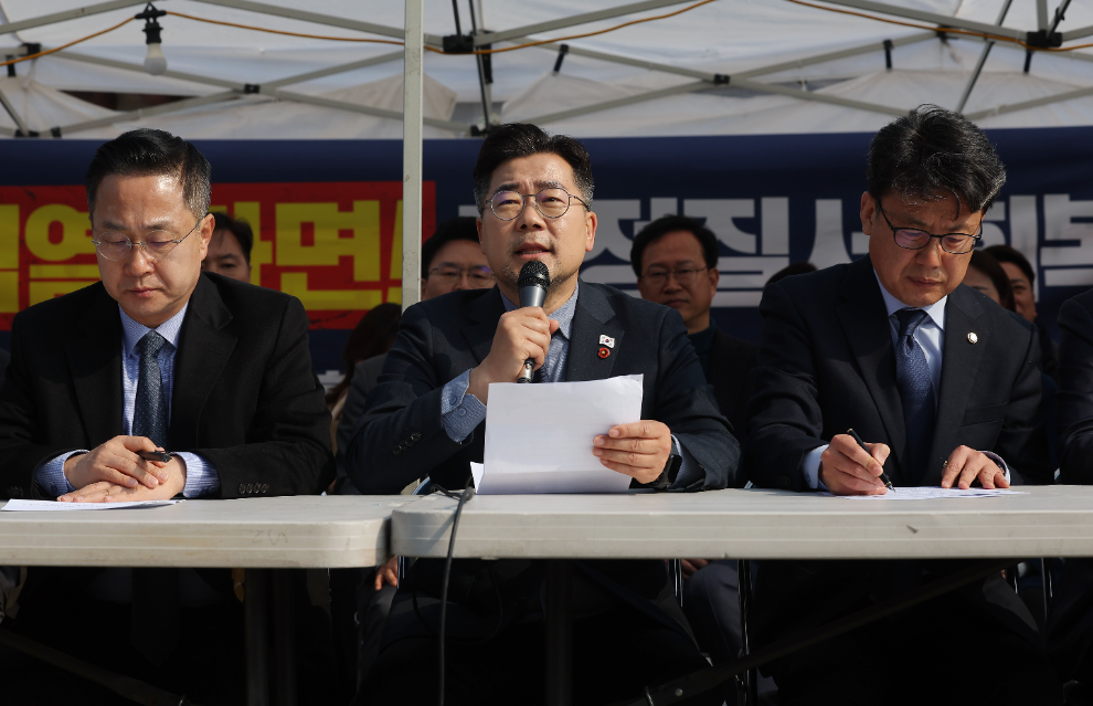 원내대책회의 발언하는 박찬대 원내대표(사진=연합뉴스)