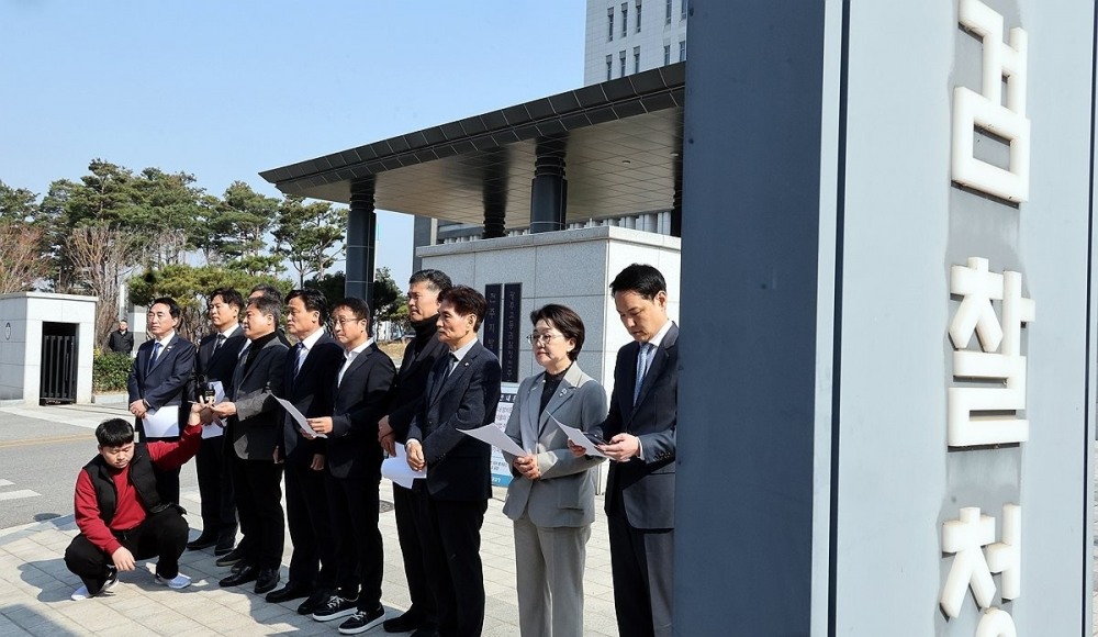 전주지검 항의 방문한 민주당 의원들(사진=연합뉴스)