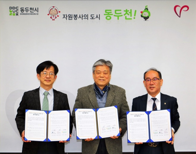 사진왼쪽부터 의정부준법지원센터 김기환 소장, 동두천시자원봉사센터 형남선 센터장, 농협중앙회 동두천시지부 이철현 지부장이 업무협약서를 내보이며 기념촬영.(사진제공=의정부준법지원센터)