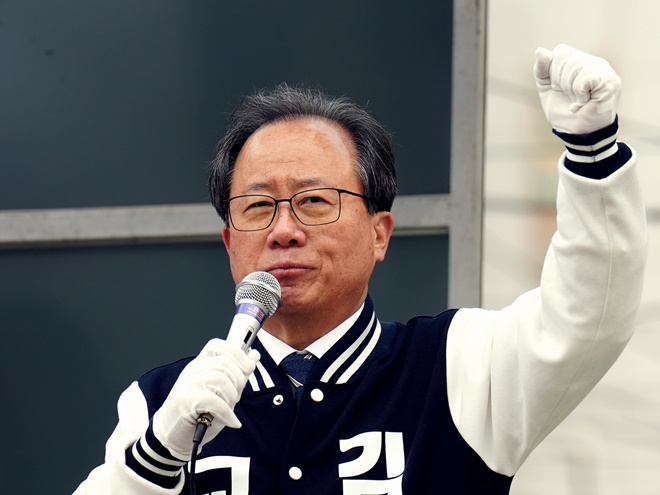 4월 1일_지지호소 중인 김석준 후보(서면교차로 출근인사).(제공=김석준 후보 캠프)